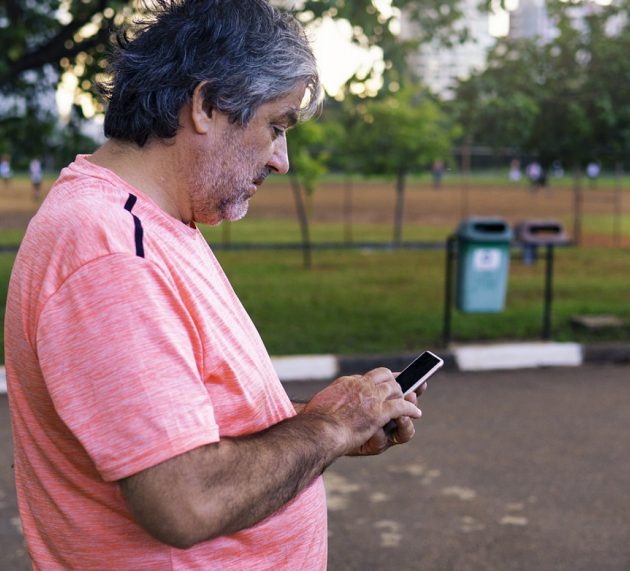 Mobile pour sénior : pourquoi choisir un modèle avec la touche SOS ?