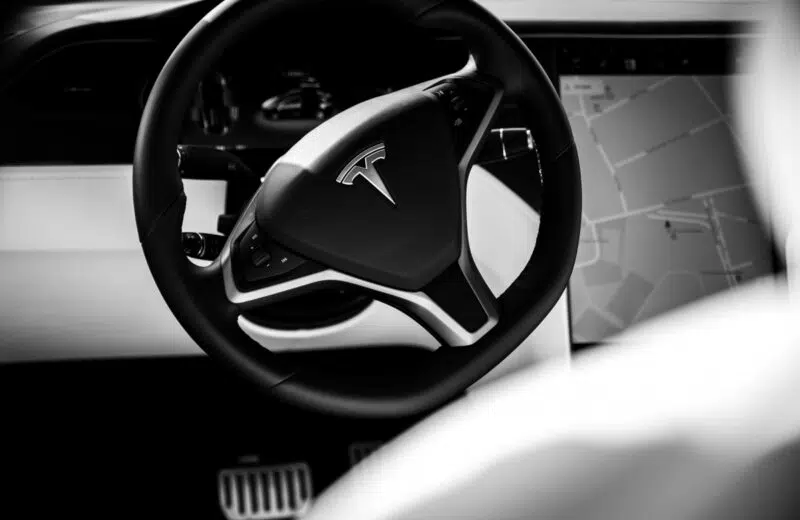 Tesla licencie 7 % de ses employés