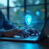 Expert en cybersécurité avec hologramme de bouclier lumineux